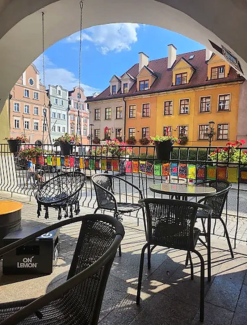 Taras kawiarni AromaCafe pod arkadami z widokiem na kamienice na rynku w Jeleniej Gorze