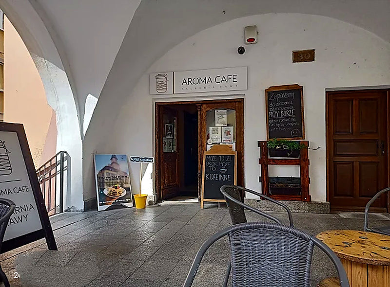 Wejscie do kawiarni AromaCafe pod arkadami przy Placu Ratuszowym 30